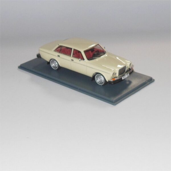 Neo Scale Model 43108 Volvo 164 Sedan 1969 Cream - Image 3