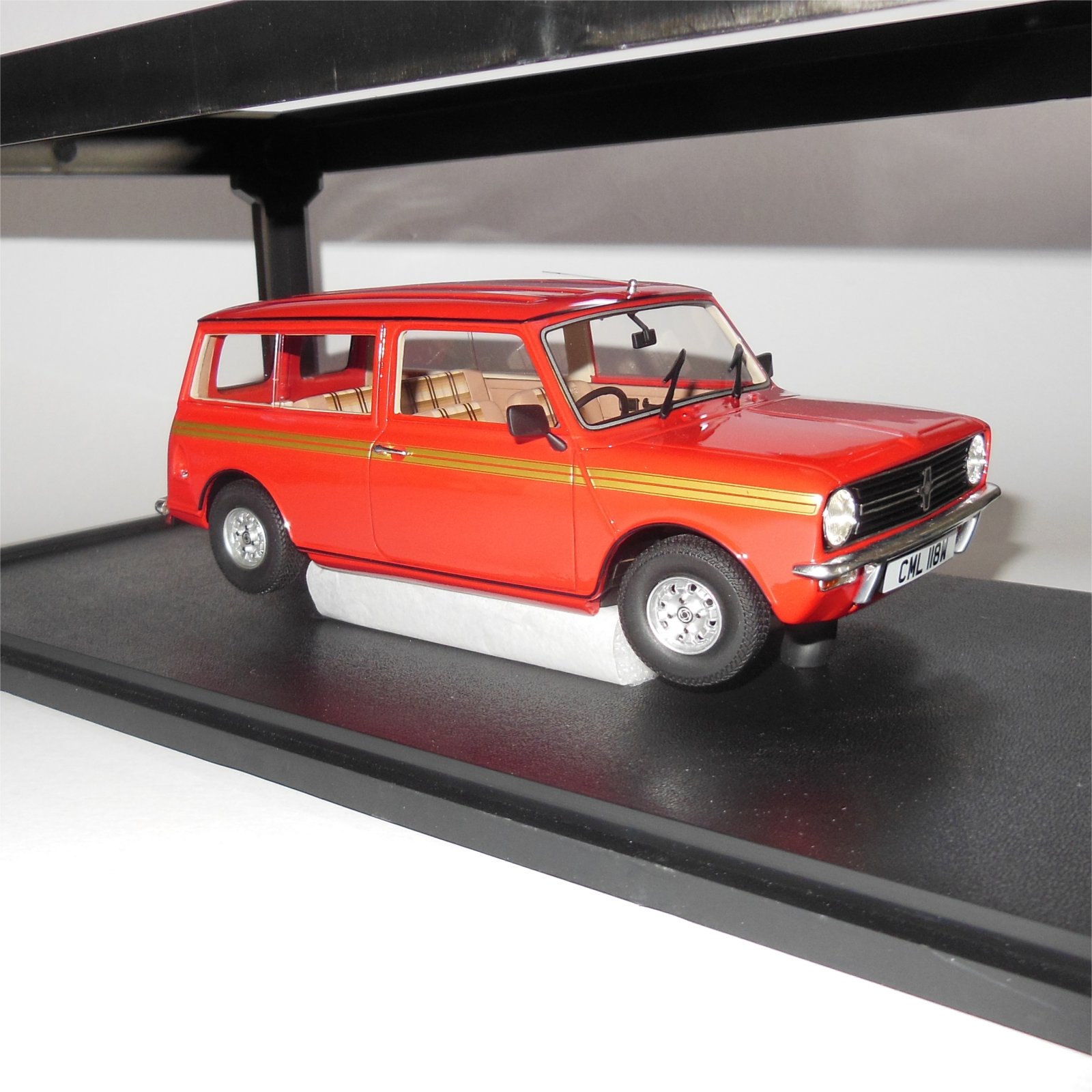 Cult Models CML018-1 Mini Clubman Estate 1974 1:18 Scale Red
