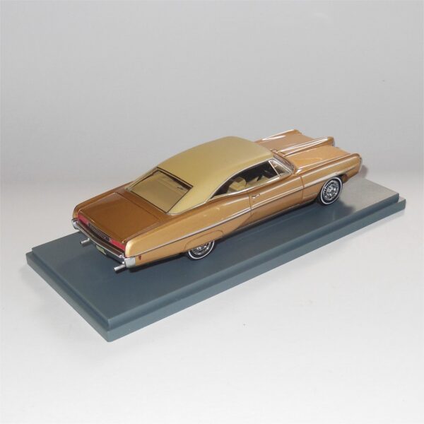 Neo Model 44110 Pontiac Bonneville HT Coupe Tan Vinyl Tan - Image 2