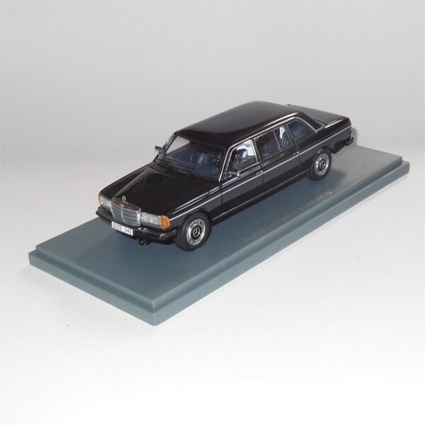 Neo Model 44245 Mercedes Benz V123 Lang Black