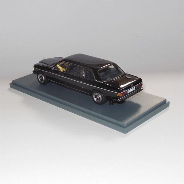 Neo Model 44245 Mercedes Benz V123 Lang Black - Image 2