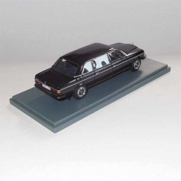 Neo Model 44245 Mercedes Benz V123 Lang Black - Image 3