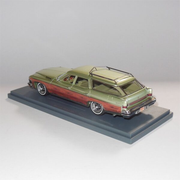 Neo Model 44625 Buick Wagon Green Woodgrain - Image 3