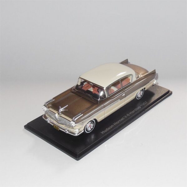 Neo Model 44670 Hudson Hornet V8 Hardtop 1957 White Brown