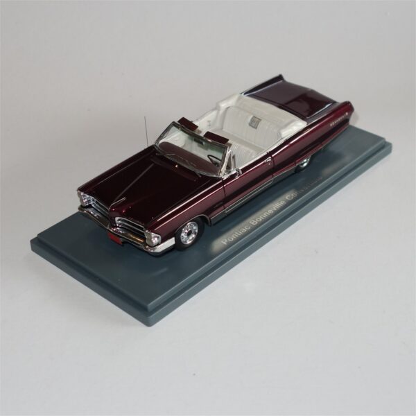 Neo Model 44101 Pontiac Bonneville Convertible 1965 Red Metallic