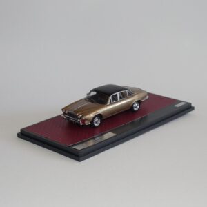 Matrix 40402-012 Daimler Double Six Vanden Plas S1 Sand Metallic