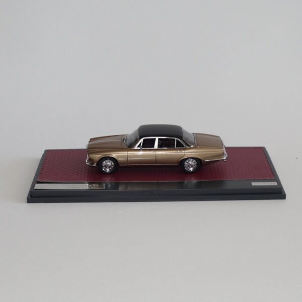 Matrix 40402-012 Daimler Double Six Vanden Plas S1 Sand Metallic