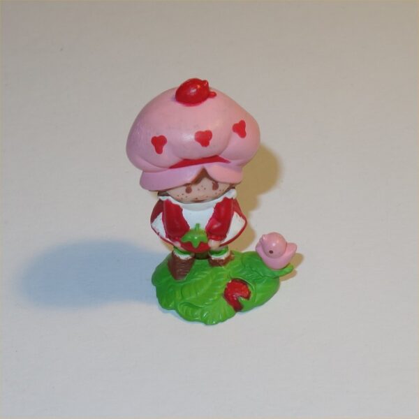 Strawberry Shortcake 1983 Strawberry Shortcake picking Berries PVC Figurin