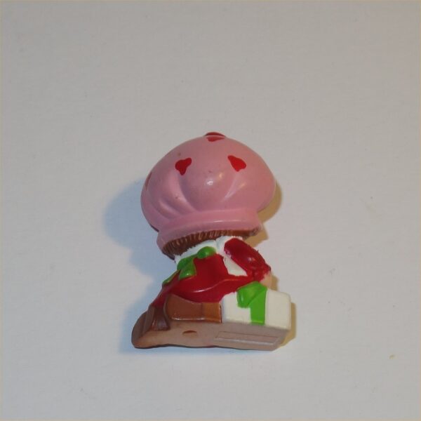 Strawberry Shortcake 1983 Strawberry Shortcake with Present PVC Figurine - Image 5