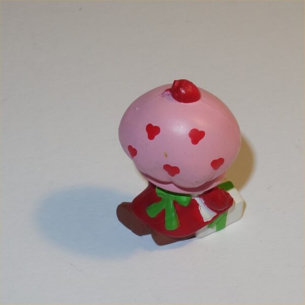 Strawberry Shortcake 1983 Strawberry Shortcake with Present PVC Figurine - Image 4