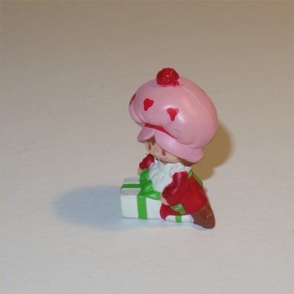 Strawberry Shortcake 1983 Strawberry Shortcake with Present PVC Figurine - Image 3