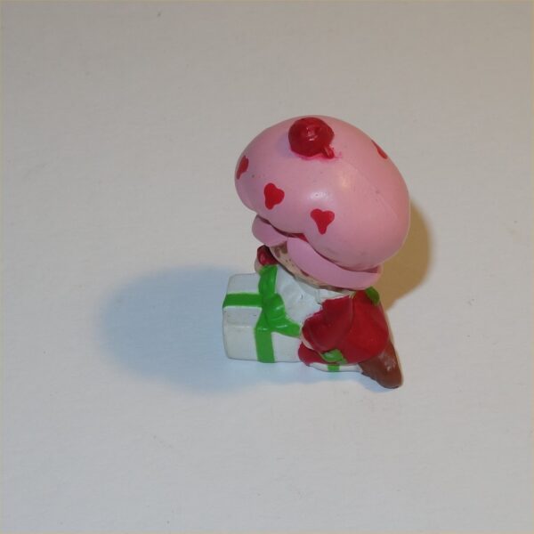Strawberry Shortcake 1983 Strawberry Shortcake with Present PVC Figurine - Image 2
