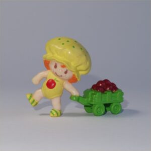 Strawberry Shortcake 1982 Apple Dumplin Pulling a Cart of Apples PVC Figurine 