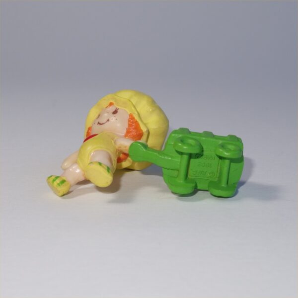 Strawberry Shortcake 1982 Apple Dumplin Pulling a Cart of Apples PVC Figurine - Image 4