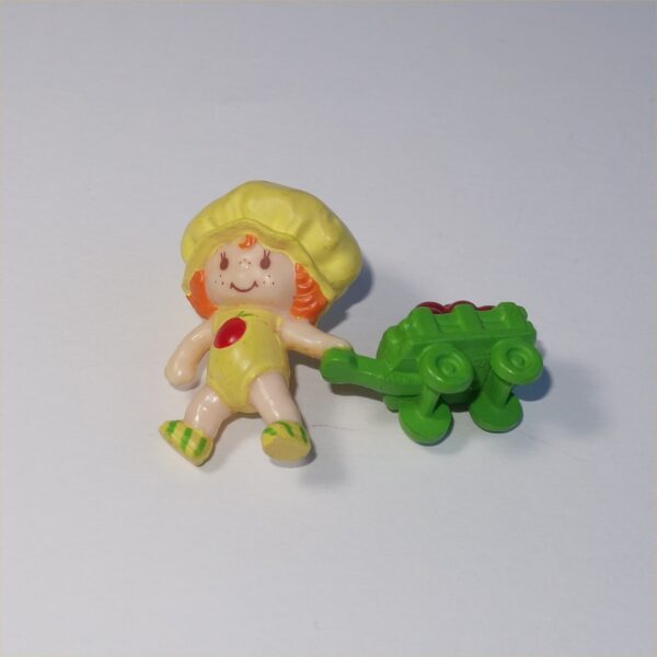 Strawberry Shortcake 1982 Apple Dumplin Pulling a Cart of Apples PVC Figurine - Image 3