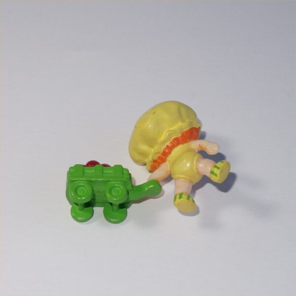 Strawberry Shortcake 1982 Apple Dumplin Pulling a Cart of Apples PVC Figurine - Image 2