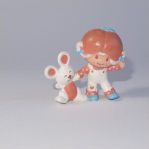 Strawberry Shortcake 1982 Apricot with Hopsalot Bunny Dancing PVC Figurine