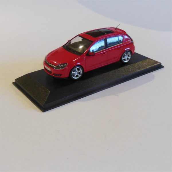 Minichamps Opel Astra 2004 Red #400 043000 - Image 3