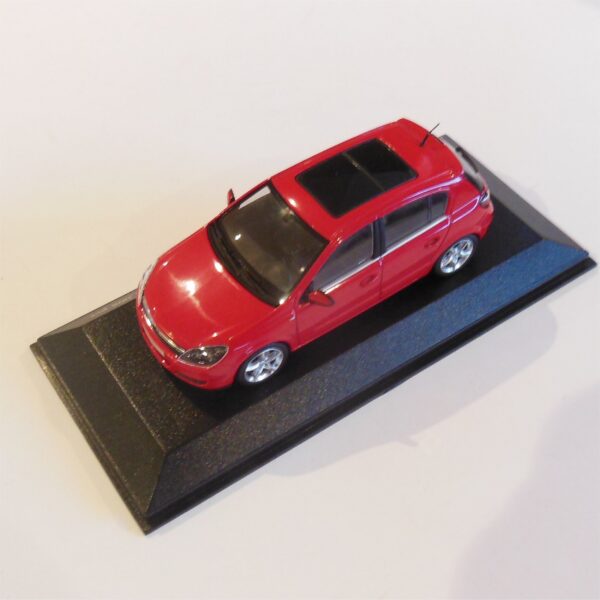 Minichamps Opel Astra 2004 Red #400 043000 - Image 2