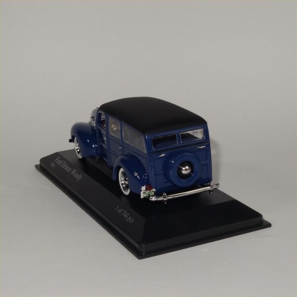 Minichamps 1940 Ford V8 DeLuxe Woody Blue - Image 4