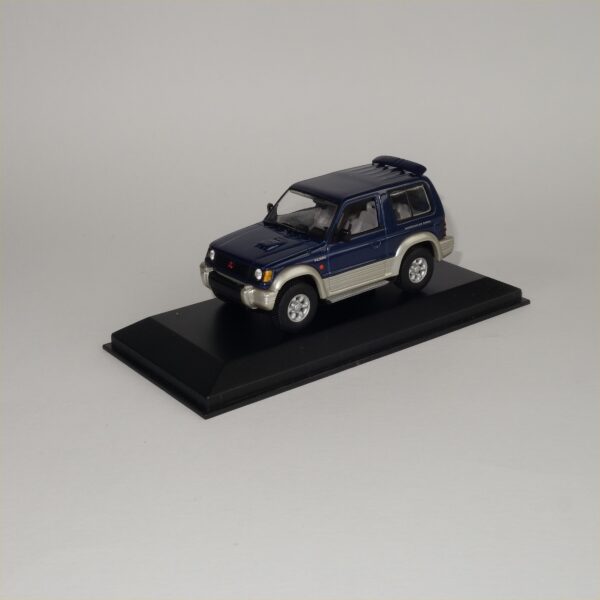 Minichamps 1994 Mitsubishi Pajero SWB Blue Metallic - Image 3