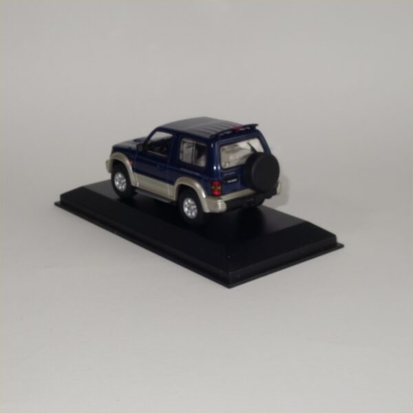 Minichamps 1994 Mitsubishi Pajero SWB Blue Metallic - Image 4