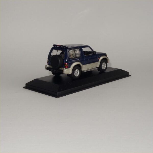 Minichamps 1994 Mitsubishi Pajero SWB Blue Metallic - Image 5