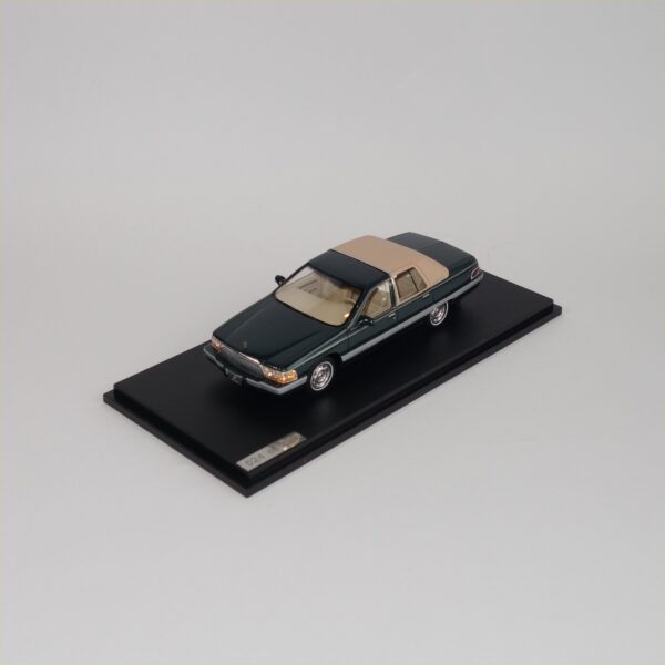 GLM #106902 Buick Roadmaster Green Beige - Image 3