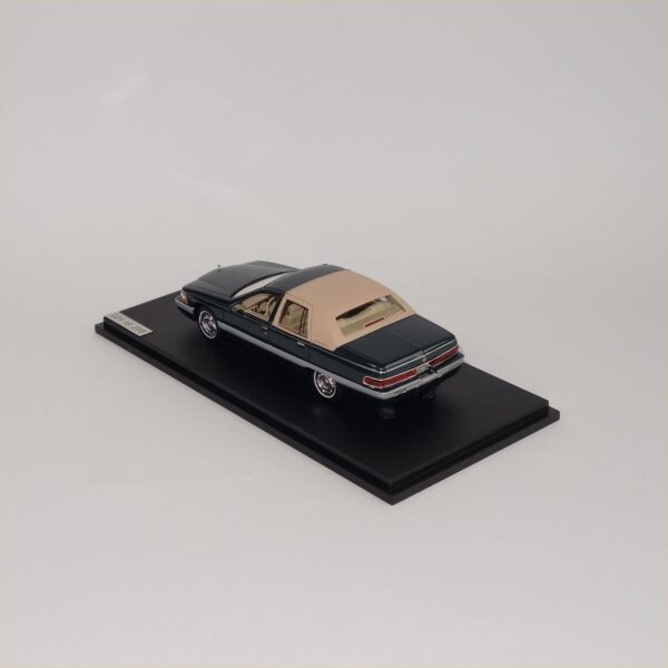 GLM #106902 Buick Roadmaster Green Beige - Image 4