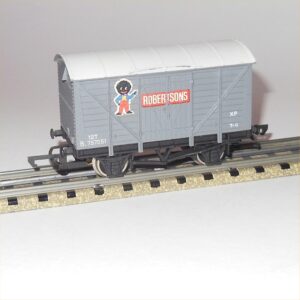 Wrenn W5010 Ventilated Van Wagon B757051 ROBERTSONS Livery OO Scale