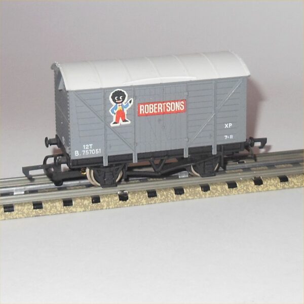 Wrenn W5010 Ventilated Van Wagon B757051 ROBERTSONS Livery OO Scale