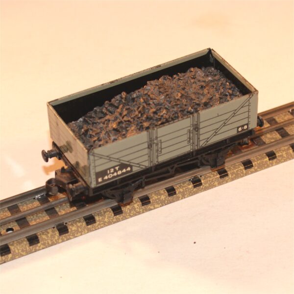 Hornby Dublo 32075 3-Rail 12T 5-Plank Tin Litho Coal Mineral Wagon OO Scale with Resin Load