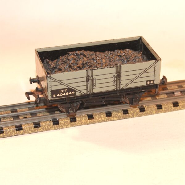 Hornby Dublo 32075 3-Rail 12T 5-Plank Tin Litho Coal Mineral Wagon OO Scale with Resin Load